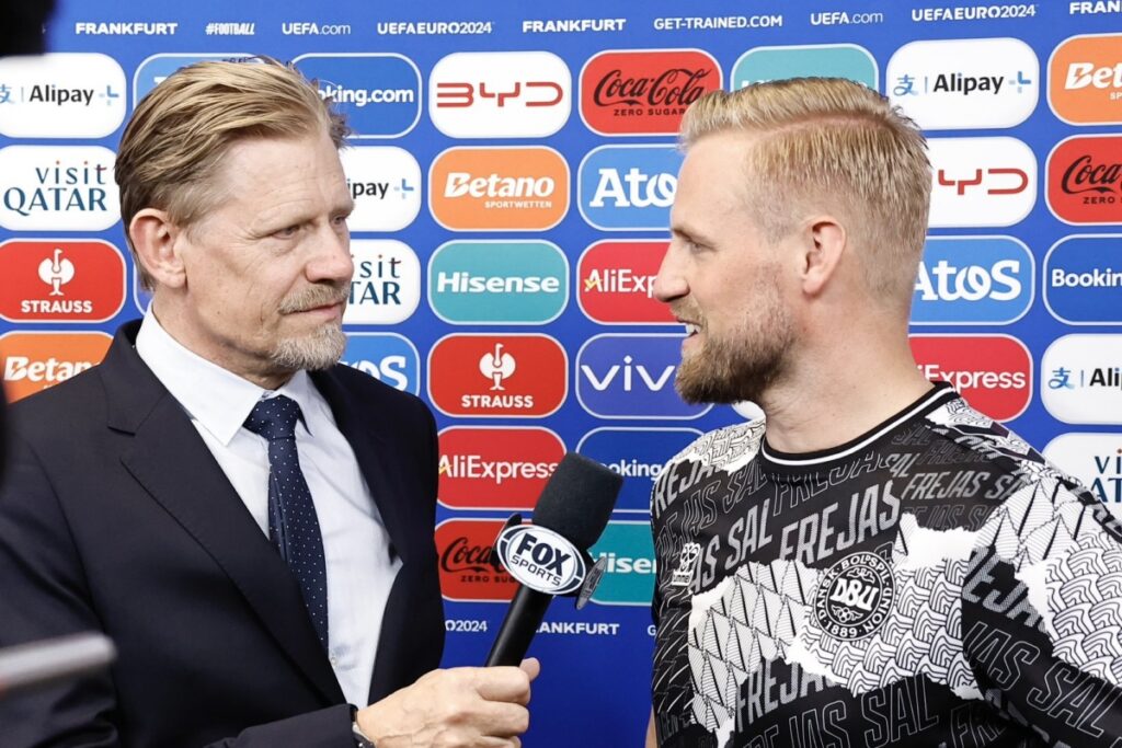 Peter Schmeichel phong van con trai Kasper Schmeichel